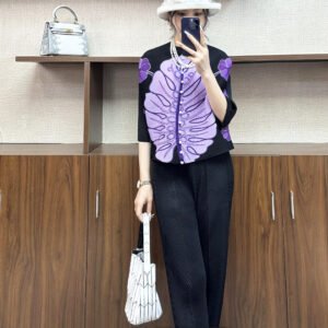 Jia Ning's new plus size slimming versatile fashion long sleeved women's clover 13 button cardigan top：圖片 6