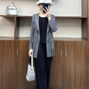 Jia Ning's new retro slimming autumn and winter women's long sleeved pleated three-layer tassel cardigan top