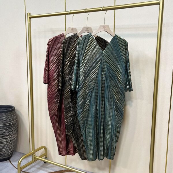 Large striped hot goldfish tail skirt, Jianing pleated exquisite dress, fashionable and versatile new product, elegant V-neck loose fit