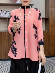 High end contrasting printed stand up collar pleated shirt with loose nine quarter sleeves and single breasted top for women, summer and autumn new style：圖片 3