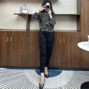 Jia Ning San Zhai's new pleated women's clothing plus size loose fitting pullover, stylish irregular diamond pleated top：圖片 5