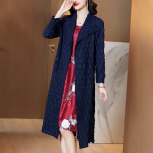 Jia Ning pleated plus size 2022 spring outfit new fashionable shawl plus size long sleeved mid length windbreaker jacket elegant style：圖片 4