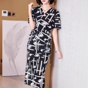 Jia Ning pleated new star sparkling vertical stripe set, private school socialite light mature style, V-neck five quarter sleeved long skirt looks slim：圖片 3