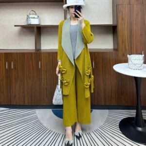 Jia Ning's new style exudes a fashionable and versatile style, with loose fit and medium to long length for women's clothing. It features a bold black striped nail flower jacket：圖片 7