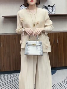 Three dimensional flower 2024 woven new fresh top for outerwear, niche and popular, small fragrance style, covering the flesh, socialite round neck：圖片 3