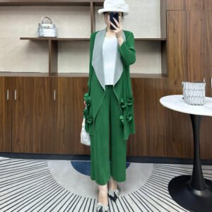 Jia Ning's new style exudes a fashionable and versatile style, with loose fit and medium to long length for women's clothing. It features a bold black striped nail flower jacket：圖片 8