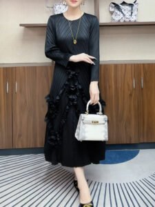 New round neck dress, long skirt with cinched waist, French temperament, seven flower embroidered dress, plus size, autumn and winter fashion：圖片 5