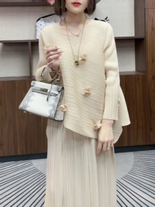 Three dimensional flower 2024 woven new fresh top for outerwear, niche and popular, small fragrance style, covering the flesh, socialite round neck：圖片 5