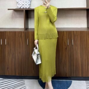 Jia Ning's new minimalist style long sleeved plus size loose women's pleated two-piece set with brooch and tassel half skirt set