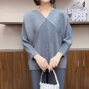 Autumn V-neck long sleeved T-shirt top for outerwear, popular style with small fragrance, pleated to cover the flesh, loose temperament, bata shirt looks slim：圖片 6