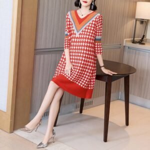 Flesh covered pleated temperament women's versatile retro mid to long V-neck houndstooth dress with seven quarter sleeves to cover the belly and loose fit