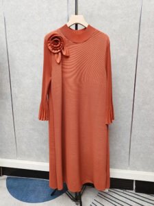 Autumn dress, fashionable and simple women's clothing, covering the belly and showing off thinness, medium to long style, high neck, one flower horizontal folding skirt, stylish round neck：圖片 10
