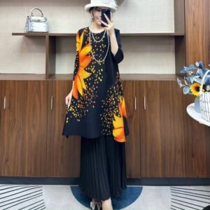 Fashionable pleated round neck dress with loose, medium to long fit, slimming effect. Sunflower print skirt covers the flesh and high-end color scheme, stylish