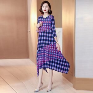 Loose summer plus size fashionable dress, new plaid splicing for slimming, niche and popular, with a noble print that covers the belly：圖片 6