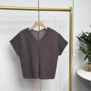 Top selling women's clothing in plus size, loose and simple, slimming and concealing short sleeved, V-neck, double angular mesh top：圖片 6