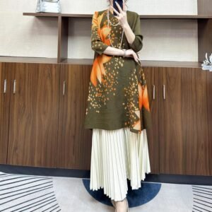 Fashionable pleated round neck dress with loose, medium to long fit, slimming effect. Sunflower print skirt covers the flesh and high-end color scheme, stylish：圖片 5