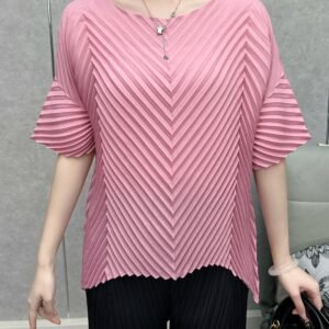 The popular bat sleeves in the Middle East Ramadan are thin and casual for women, and the pullover is a clear frog top, with five-quarter sleeves and pleats, and a simple round neck