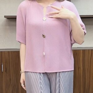 The new dragon scale pleated women's T-shirt in the Middle East, the high-end button design, the color is beautiful, versatile, fashionable, and thin