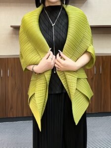 Middle East Ramadan Autumn New Short Jacket Women's High-end Design Sense Irregular Solid Color Pleated Cardigan Top：圖片 2