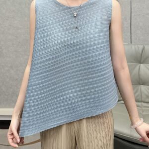 The new vest for women in the Middle East Ramadan wears a fluffy irregular pleated sleeveless top in summer